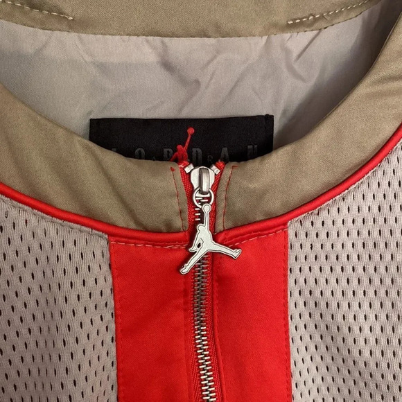 Micheal Jordan dress sz L AIR tan white red snap details great condition! - Picture 3 of 7